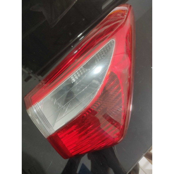 Lanterna Traseira Direita Hb20 Com Detalhe Na Lente